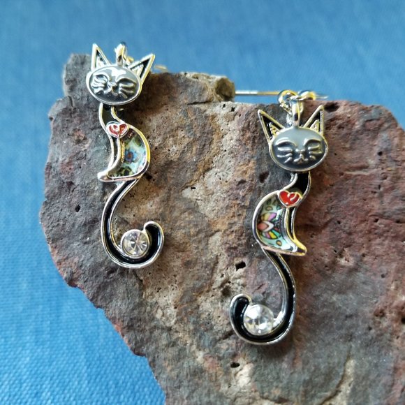 🐈‍⬛❤️Kitty Grayish Color & Heart with a Long Tail Earrings - NWOT❤️🐈‍⬛ - Picture 4 of 4